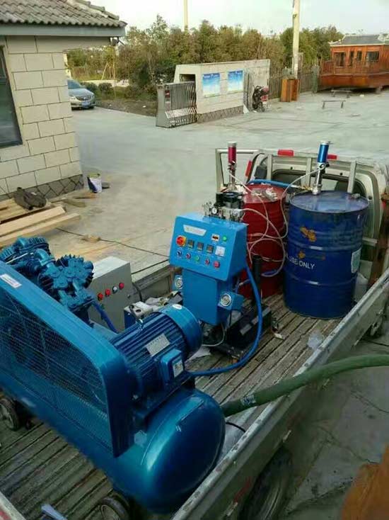 新型聚脲涂料噴涂設(shè)備及工藝研究-聚脲涂料(圖2) 聚脲噴涂設(shè)備室外施工