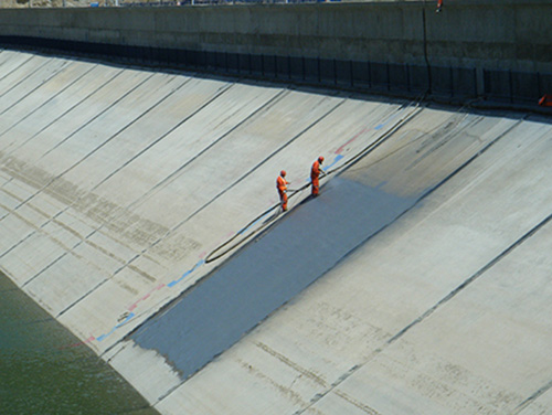 堤壩聚脲防水高壓噴涂機施工