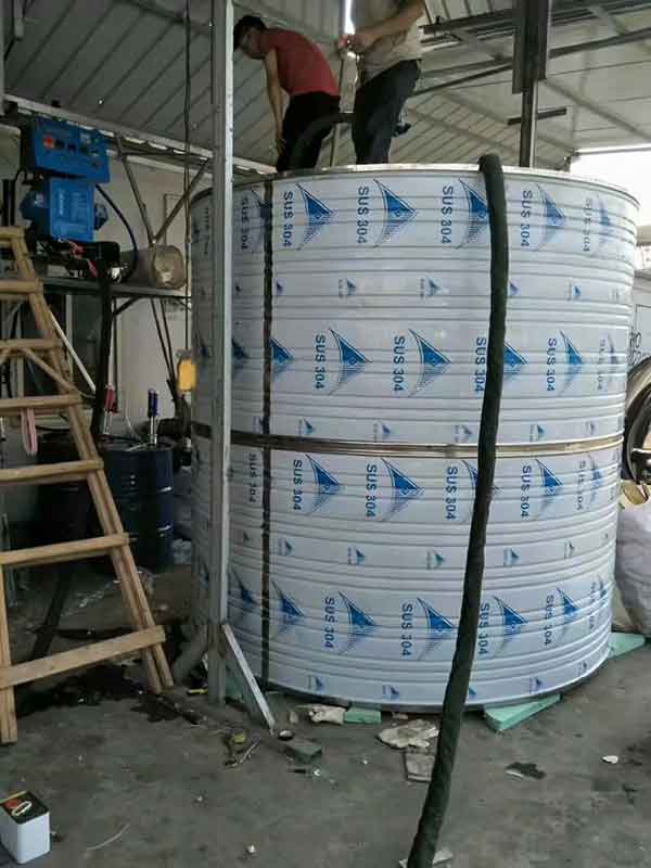 江蘇聚氨酯噴涂機 水箱罐體夾層保溫澆注(圖1) 水箱罐體夾層保溫澆注